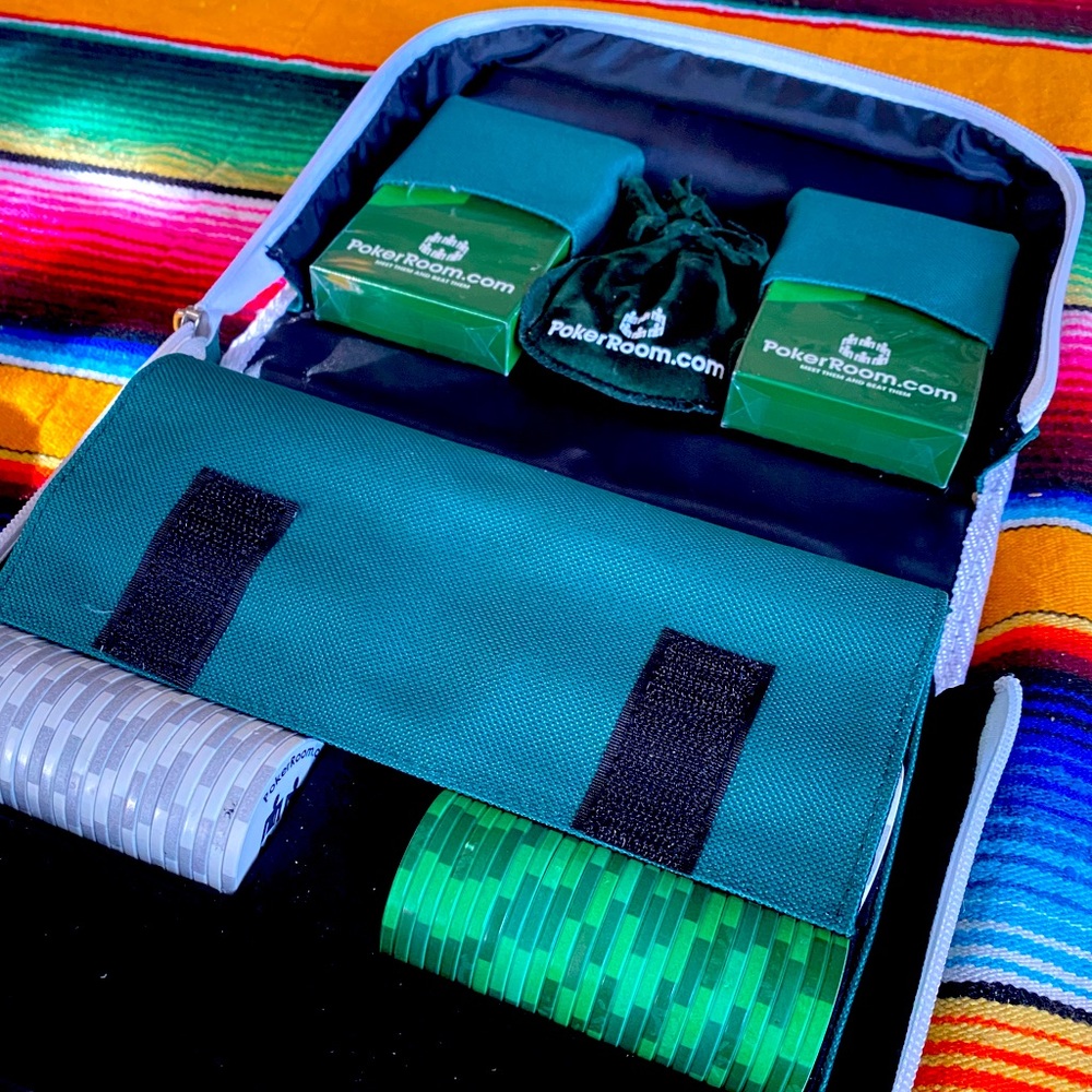 POKER SET: COLLECTOR SET MTV STYLE LOUNGE POKERROOM.COM! NEVER USED!!